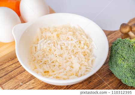 將生麵包屑放入碗中 110312395