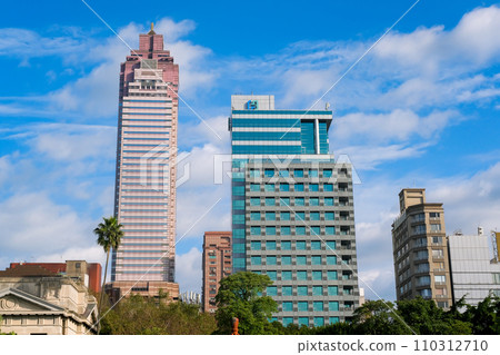 從台灣台北和平公園 228 號看到的台北摩天大樓 110312710