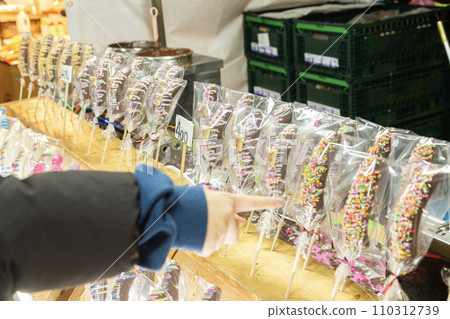 Wrapped chocolate bananas at a food stall 110312739