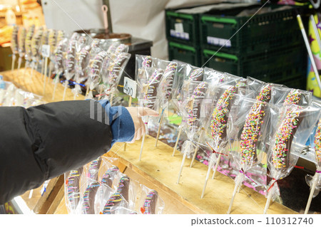 Wrapped chocolate bananas at a food stall 110312740