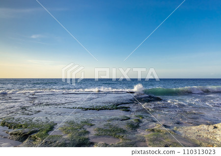 洶湧的海浪和天空 110313023