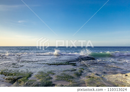 洶湧的海浪和天空 110313024