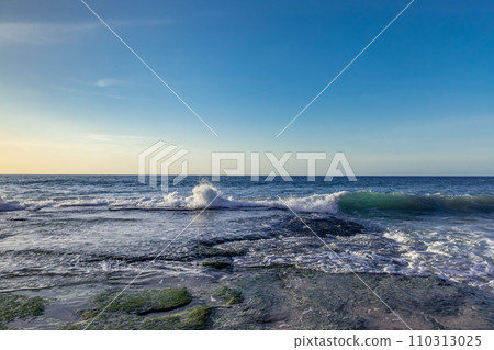 洶湧的海浪和天空 110313025