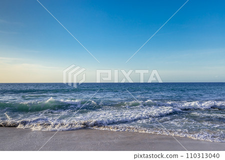 洶湧的海浪和天空 110313040