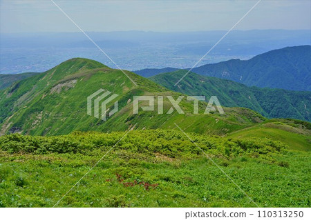The ridgeline from the summit of Mt. Wagadake to Mt. Kowashikura and Mt. Kosugi 110313250