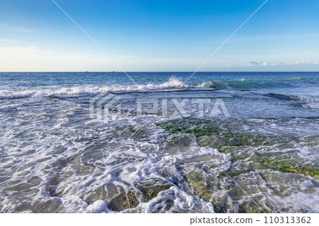 洶湧的海浪和天空 110313362