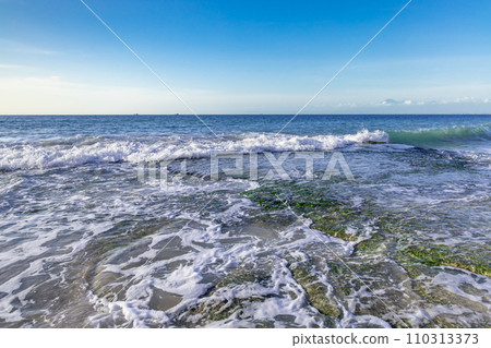 洶湧的海浪和天空 110313373