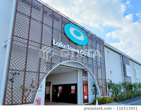 Outlet mall (Lake Town) and blue sky 110313951