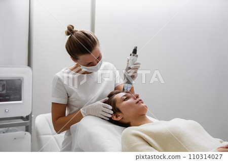 Microneedle RF lifting procedure.  110314027