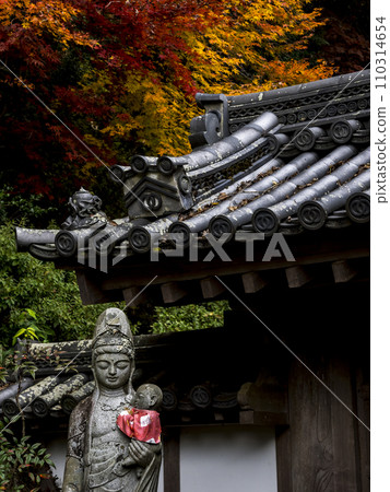 Kannon Bodhisattva holding a child 110314654