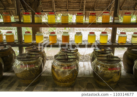THAILAND AMPHAWA PALM SUGAR PRODUCTION THAILAND AMPHAWA PALM SUGAR PRODUCTION 110314677