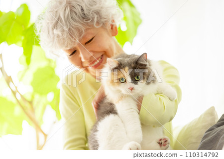 日本老婦在家養貓（貓/主人） 110314792