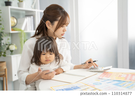 A serious mother plans her child's education expenses A serious mother plans her child's education expenses 110314877