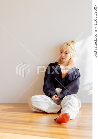 金髮女郎坐在地板上 金髮女郎坐在地板上 110315007