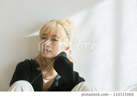 金髮女郎坐在地板上 金髮女郎坐在地板上 110315008