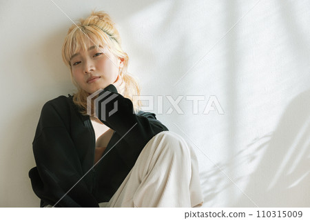 金髮女郎坐在地板上 金髮女郎坐在地板上 110315009