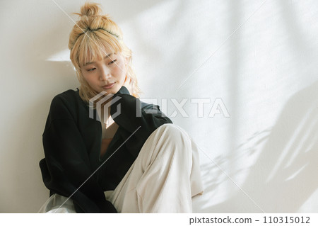 金髮女郎坐在地板上 110315012