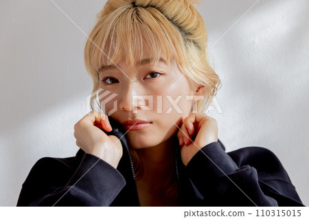 金髮碧眼的女子特寫 110315015