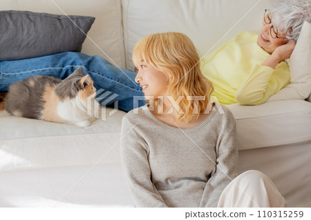 Life with a cat (cat/owner) Life with a cat (cat/owner) 110315259