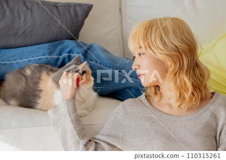 Life with a cat (cat/owner) Life with a cat (cat/owner) 110315261