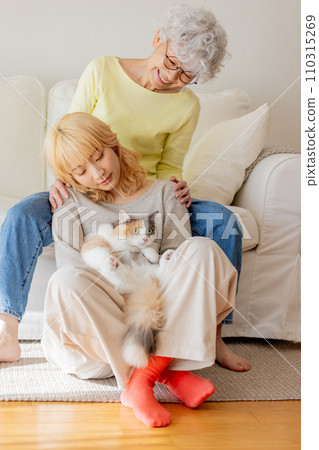 Life with a cat (cat/owner) Life with a cat (cat/owner) 110315269