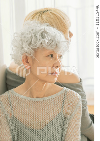 家長和孩子背對背坐著 110315446