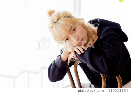 金髮女郎向後坐在椅子上 110315564