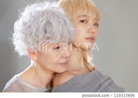 Beauty image blonde senior parent and child Beauty image blonde senior parent and child 110315606