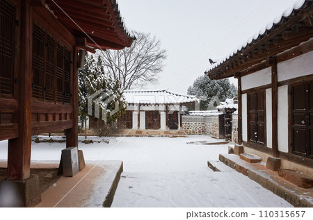 This building is a shrine from the Joseon Dynasty. 110315657