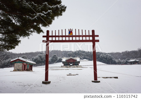 Yonggeonneung Royal Tomb is the tomb of a king during the Joseon Dynasty in Korea. 110315742