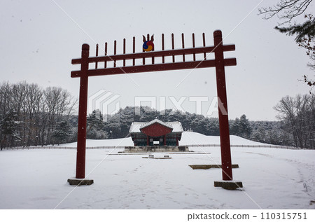 Yonggeonneung Royal Tomb is the tomb of a king during the Joseon Dynasty in Korea. 110315751