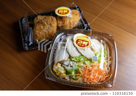 打折配菜雞肉沙拉和菲力牛排 打折配菜雞肉沙拉和菲力牛排 110316150