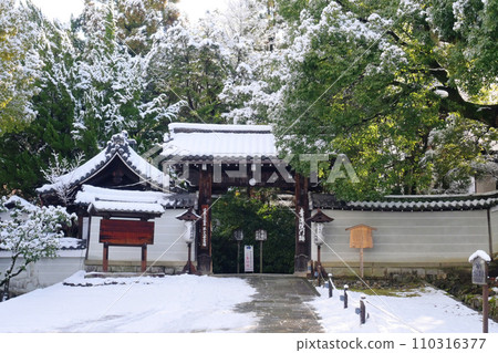 Snowy Higashiyama Ward, Kyoto City, Shoren-in Monzeki Sanmon Gate 110316377