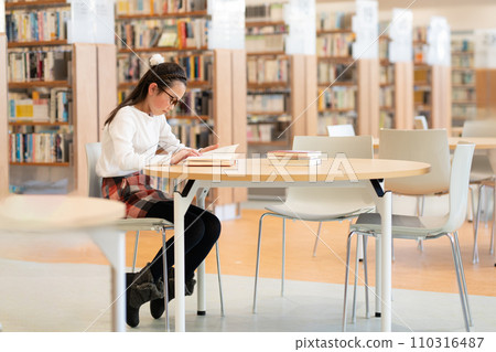 讀書的女孩 讀書的女孩 110316487