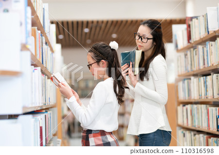 Parents and children choosing a book Parents and children choosing a book 110316598