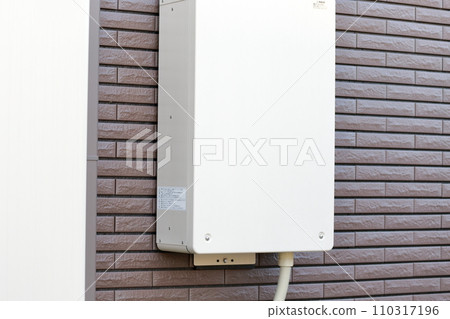 安裝在房屋牆壁上的家用蓄電池設備 110317196