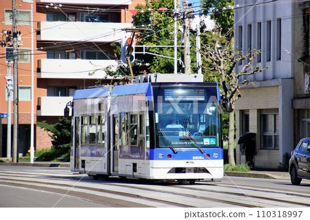 Hokkaido's first tram began operation... ``Hakodate City Tram'' type 9600, which carries the transportation of Hakodate citizens 110318997