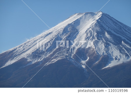 冬天的早晨,從新倉山頂眺望白雪皚皚的冬景 冬天的早晨,從新倉山頂眺望白雪皚皚的冬景 110319596