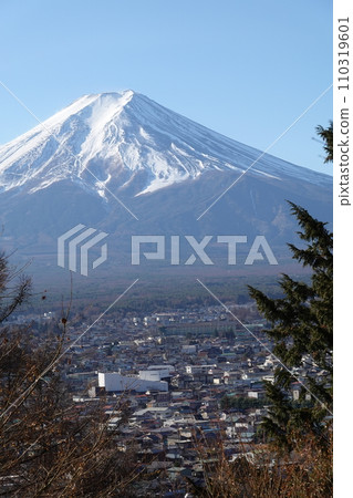 冬天的早晨,從新倉山頂眺望白雪皚皚的冬景 冬天的早晨,從新倉山頂眺望白雪皚皚的冬景 110319601