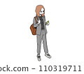 觀看智能手機的衣服的一名婦女 110319711