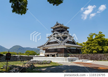 熊本縣/熊本城和宇土櫓，綠樹成蔭，地震破壞明顯 110319795