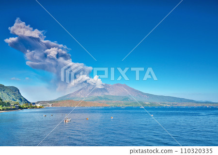 [櫻島從垂水的路邊車站冒出煙霧] 鹿兒島縣垂水市牛乾六 110320335