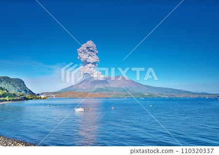 [Sakurajima emitting smoke from the roadside station Tarumizu] Ushikonroku, Tarumi City, Kagoshima Prefecture 110320337