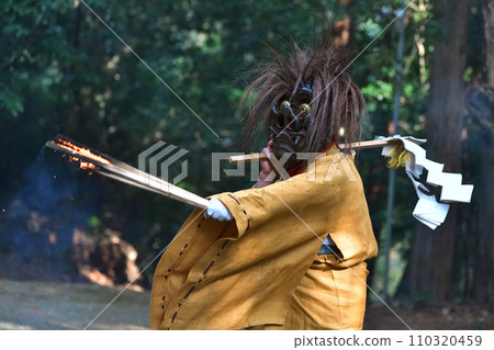 Kanzaku-ji Temple's Demon Chase Ceremony: The mountain god chases onlookers 110320459