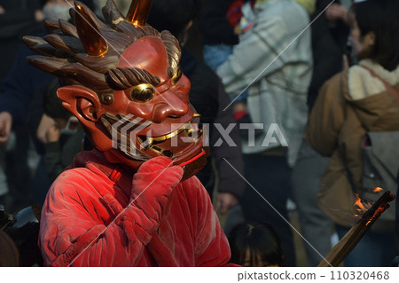 神作寺追鬼儀式:手持火把的紅色惡魔在圍觀者中行走 神作寺追鬼儀式:手持火把的紅色惡魔在圍觀者中行走 110320468