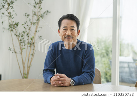 一名 50 多歲的男子看著鏡頭 110320758