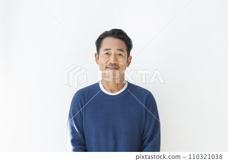 一名50多歲的男子對著鏡頭微笑 110321038