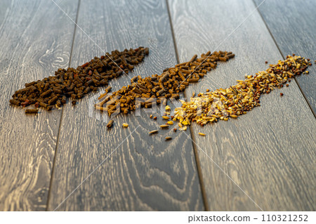 Chocolate chip and toffee chip cookies. 110321252