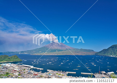 [Sakurajima emitting smoke from Kyowa Observatory] Kaigata, Tarumi City, Kagoshima Prefecture 110322117