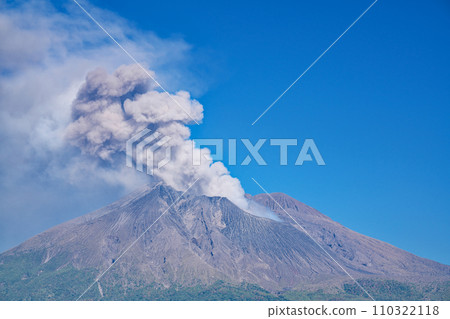 [協和展望台冒出的煙霧的櫻島] 鹿兒島縣垂海市貝形 110322118